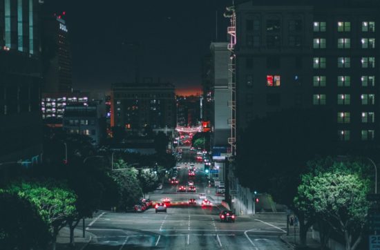 Eine Stadt bei Nacht, jeder (hoffentlich) tief im NREM und REM-Schlaf.