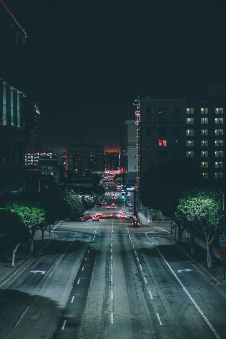 Eine Stadt bei Nacht, jeder (hoffentlich) tief im NREM und REM-Schlaf.