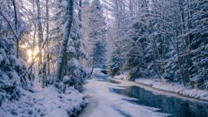 Kältetherapie, wie Eisbaden, hilft auch dabei eine Winterdepression vorbeugen zu können.